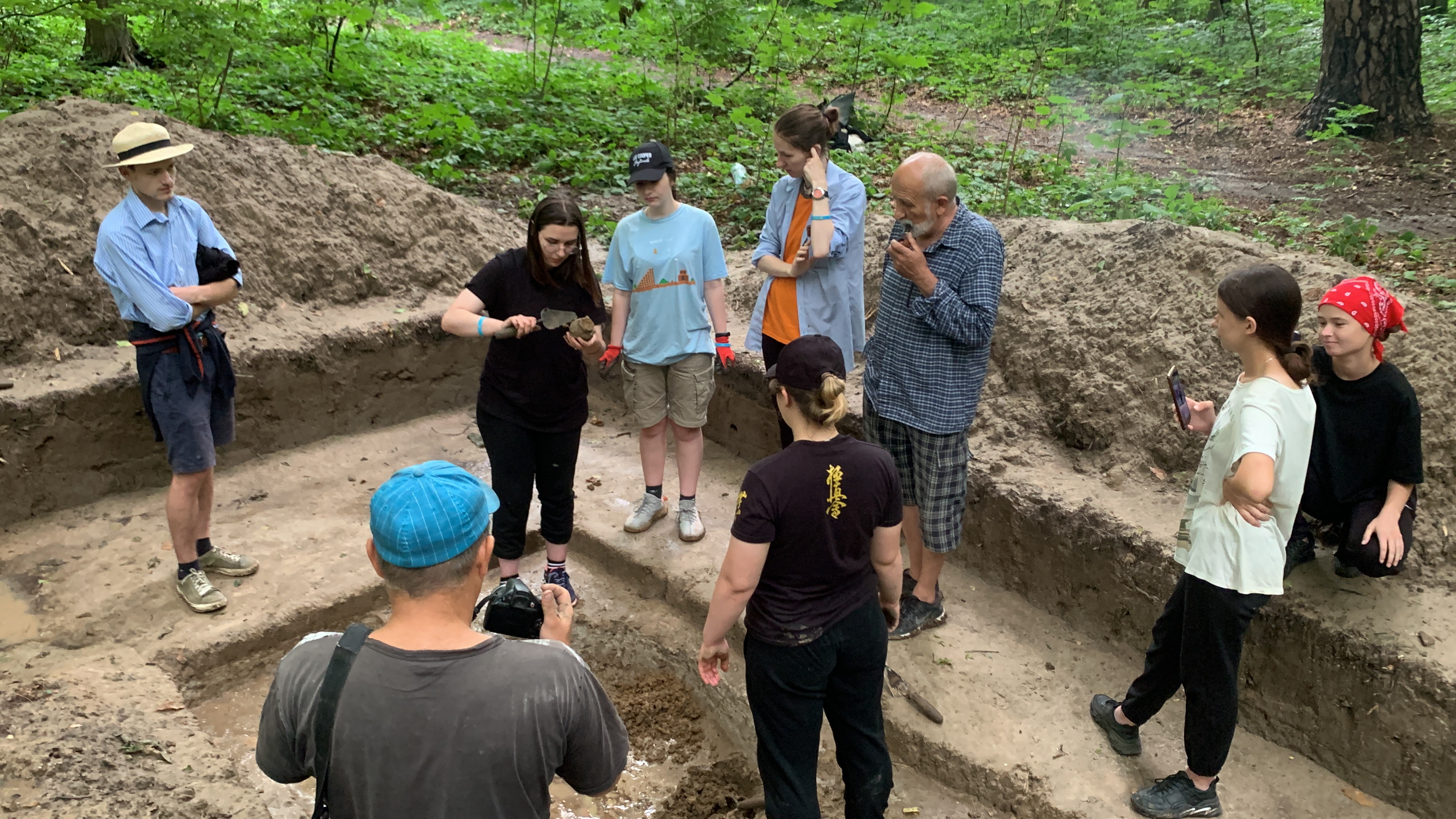 Студенти групи ІА-25 в ході розкопок